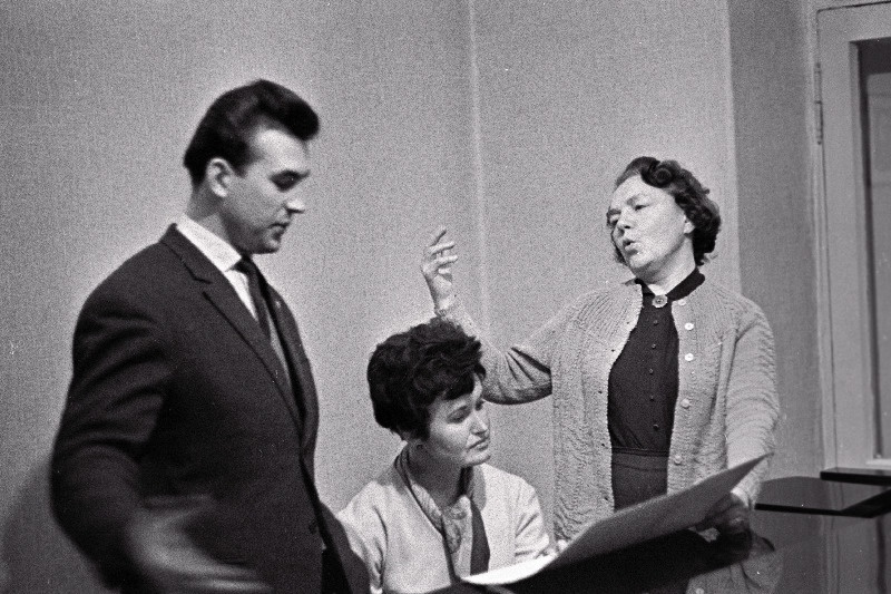 Tallinna Riikliku Konservatooriumi üliõpilane Mati Palm laulutunnis. Pedagoog – Jenny Siimon, klaveri taga Tarsina Alango.