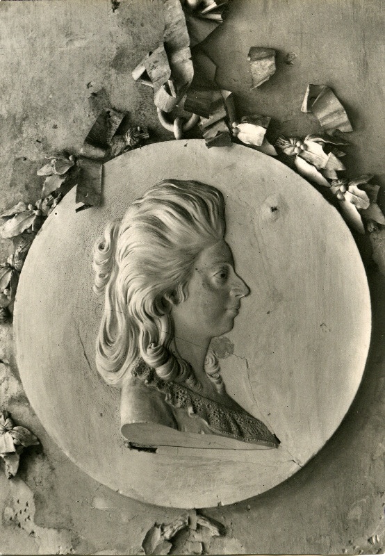 Major W.J.v. Lauw´i naise portreemedaljon  Põltsamaa lossis.