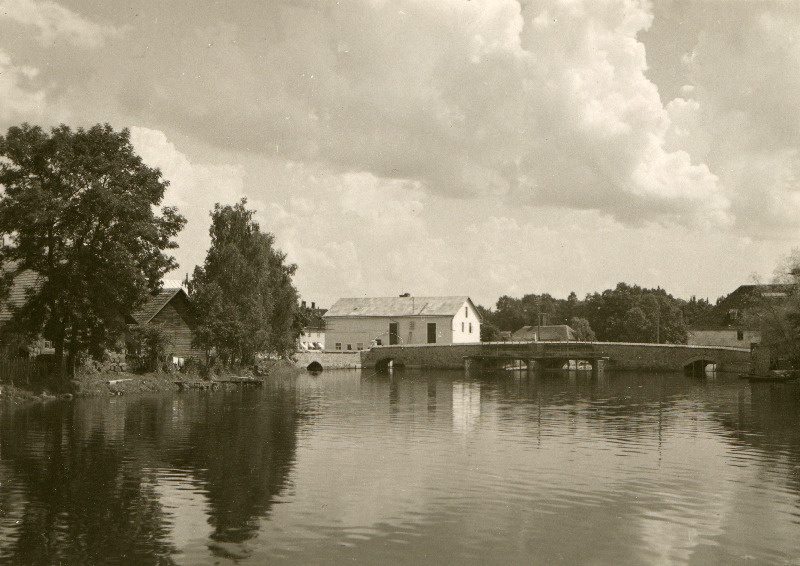 Vaade Põltsamaa elektrijaamale ja Suurele sillale Põltsamaa jõel.