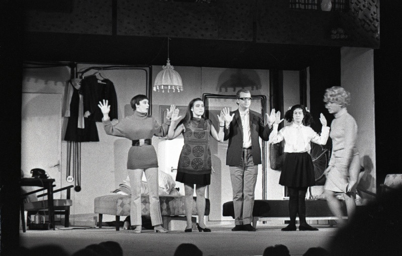 Z. Skowronski komöödia Õnneseen Eesti NSV Riiklikus Noorsooteatris. Stseen lavastusest.