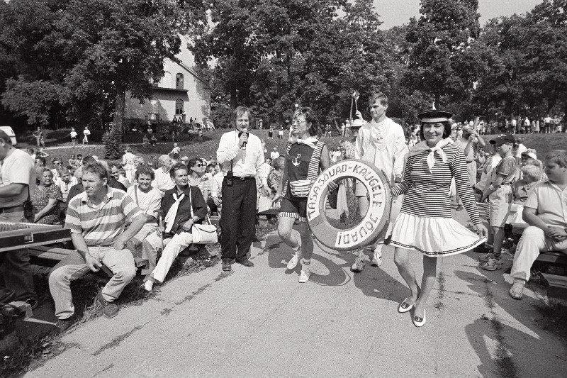 Keskerakondlaste rongkäik läbi Viljandi linna keskerakonna IV kongressi ürituste raames Viljandis.