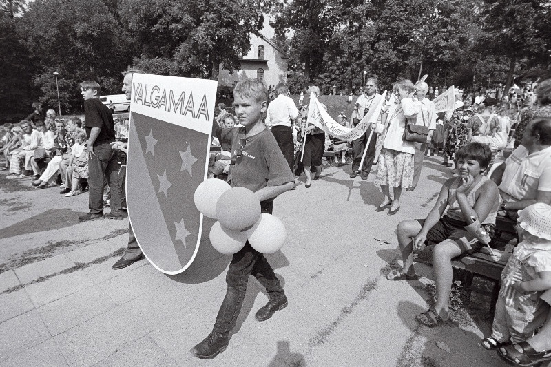 Keskerakondlaste rongkäik läbi Viljandi linna keskerakonna IV kongressi ürituste raames Viljandis.