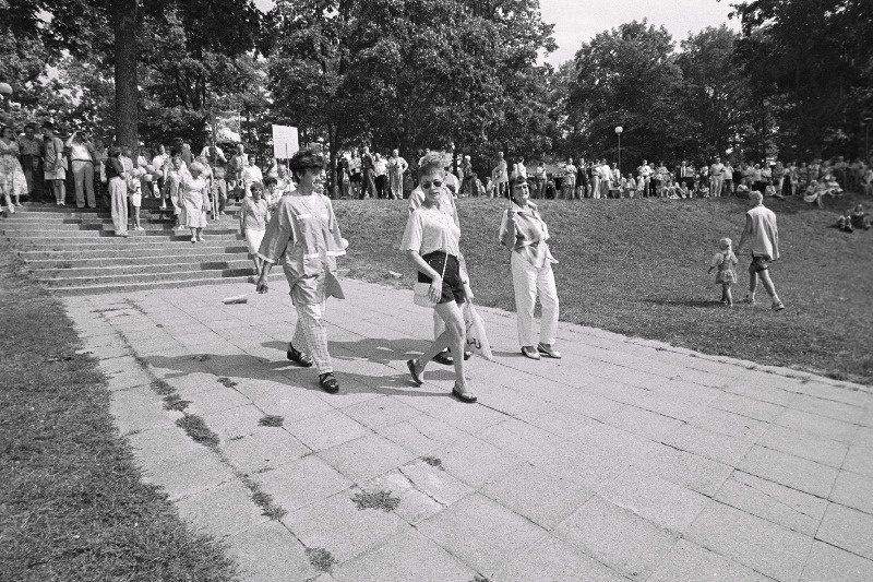 Keskerakondlaste rongkäik läbi Viljandi linna keskerakonna IV kongressi ürituste raames Viljandis.