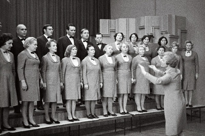 Trikotaaži tootmiskoondise Marat segakoor ja dirigent Kaja Vaikmaa.  duplicate photo