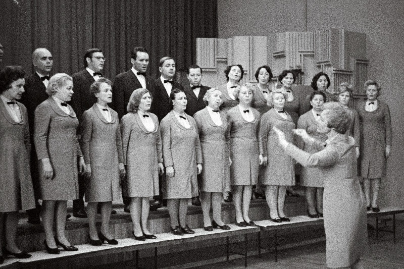 Trikotaaži tootmiskoondise Marat segakoor ja dirigent Kaja Vaikmaa.