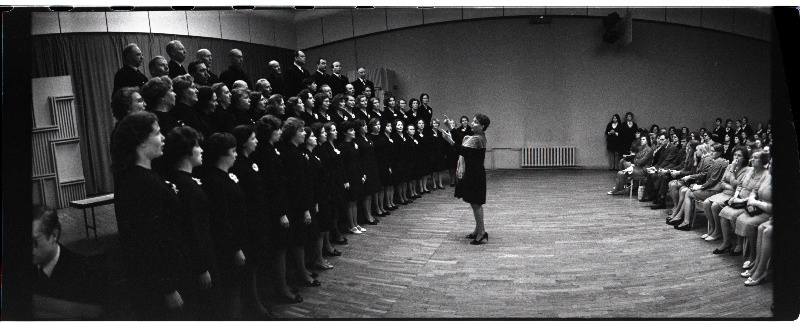 Sindi 1. Detsembri nim segakoor ja dirigent Lehte Rinaldo.