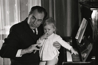 Georg Ots koos tütre Mariannega.  similar photo