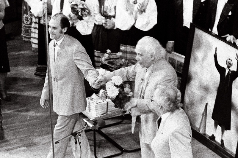 Helilooja ja dirigendi Gustav Ernesaksa 75. sünnipäeva tähistamine Estonia kontserdisaalis.Vasakult: Olev Oja, Gustav Ernesaks, Kuno Areng.