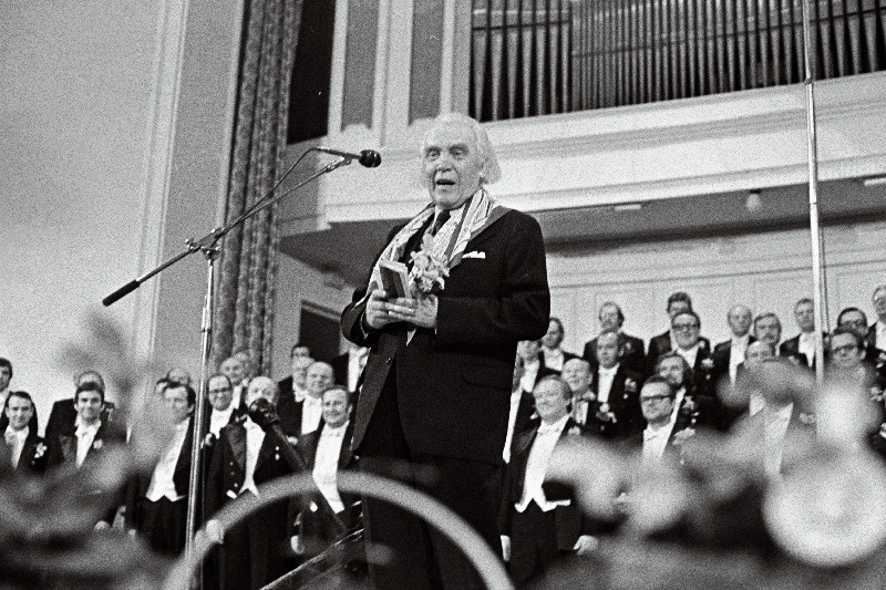 Gustav Ernesaks Riikliku Akadeemilise Meeskoori kontserdi ajal Estonia kontserdisaali laval.