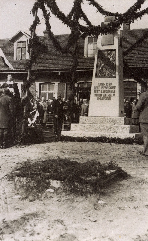 Vabadussõjas langenute mälestussamba avamisel Antslas kõneleb piiskop Kukk.