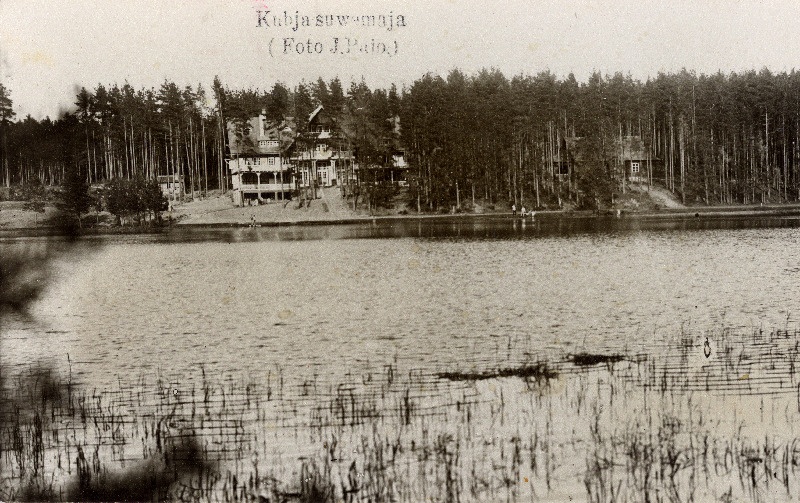 Kubja suvemaja järve ääres.