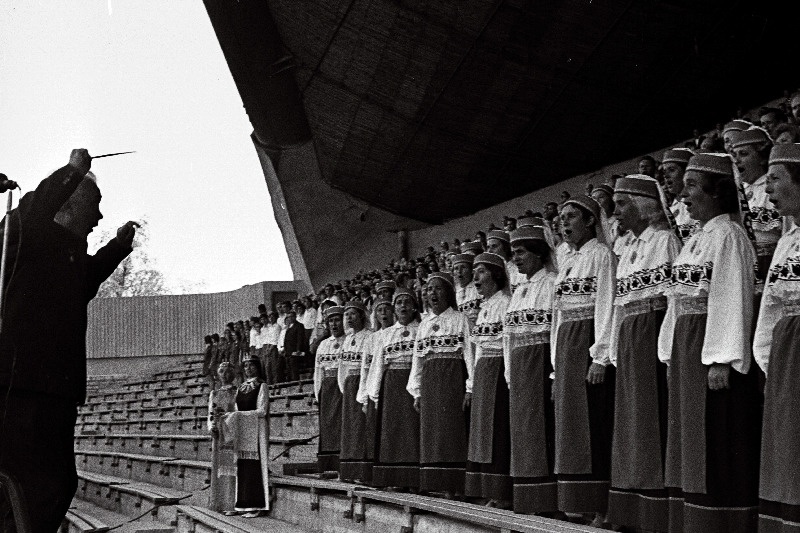 Gustav Ernesaks juhatab koore lauluväljakul.
