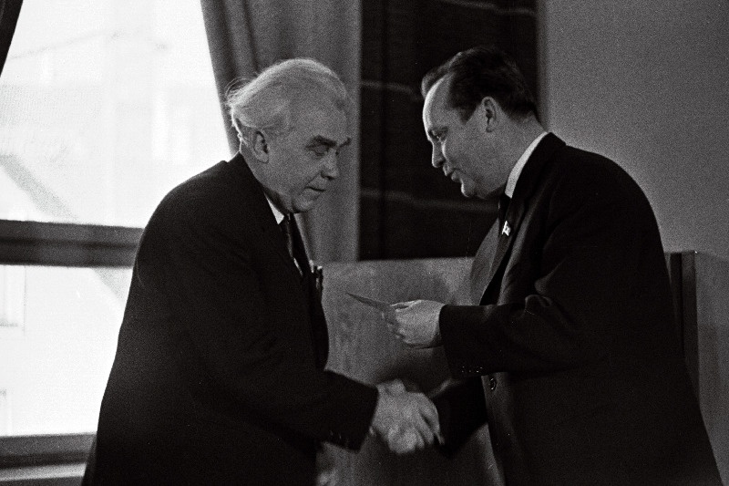 Gustav Ernesaks ja EKP Keskkomitee liige Vaino Väljas laulupeobüroos.