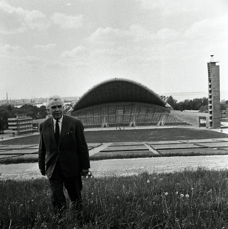 Helilooja Gustav Ernesaks lauluväljakul.