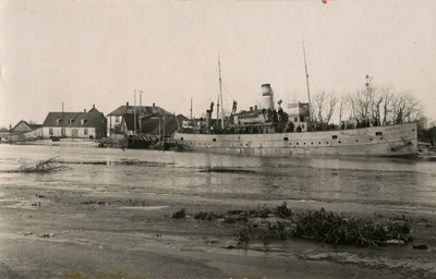Lõbusõidulaev Vanemuine Võõpsu sadamas Võhandu jõe ääres.  duplicate photo