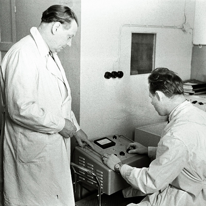 Neuroloog ja neurokirurg professor Ernst Raudam (vasakul).