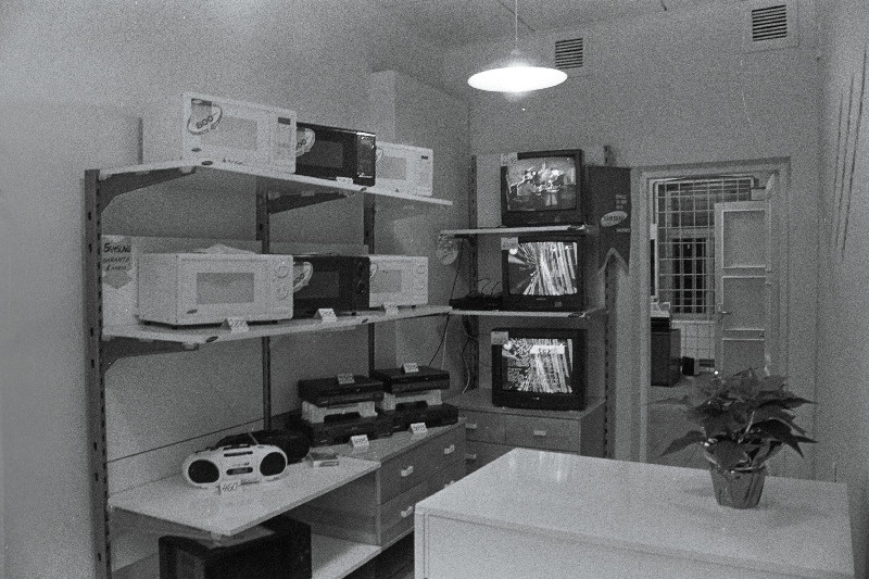 "Sakala" poe avamine pärast renoveerimist, "Viktoria" kaupluse avamise eel (õunad, apelsinid, banaanid). Abestocki hulgimüügiladu.