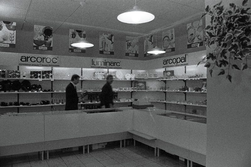 "Sakala" poe avamine pärast renoveerimist, "Viktoria" kaupluse avamise eel (õunad, apelsinid, banaanid). Abestocki hulgimüügiladu.