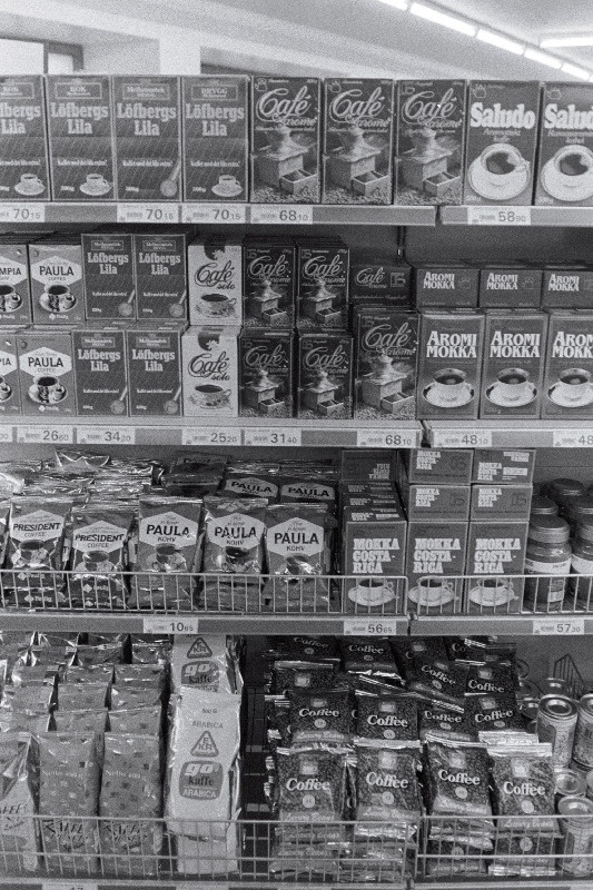 "Sakala" poe avamine pärast renoveerimist, "Viktoria" kaupluse avamise eel (õunad, apelsinid, banaanid). Abestocki hulgimüügiladu.