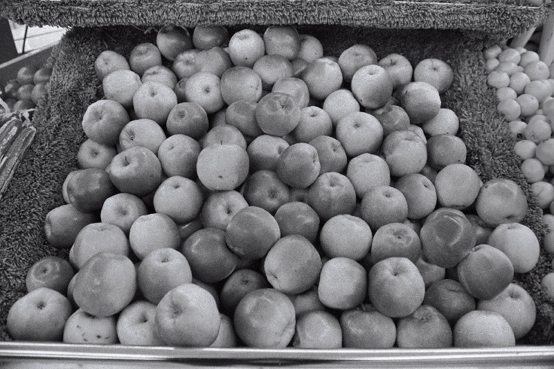 "Sakala" poe avamine pärast renoveerimist, "Viktoria" kaupluse avamise eel (õunad, apelsinid, banaanid). Abestocki hulgimüügiladu.