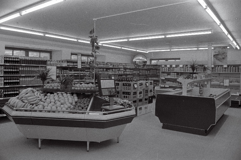 "Sakala" poe avamine pärast renoveerimist, "Viktoria" kaupluse avamise eel (õunad, apelsinid, banaanid). Abestocki hulgimüügiladu.