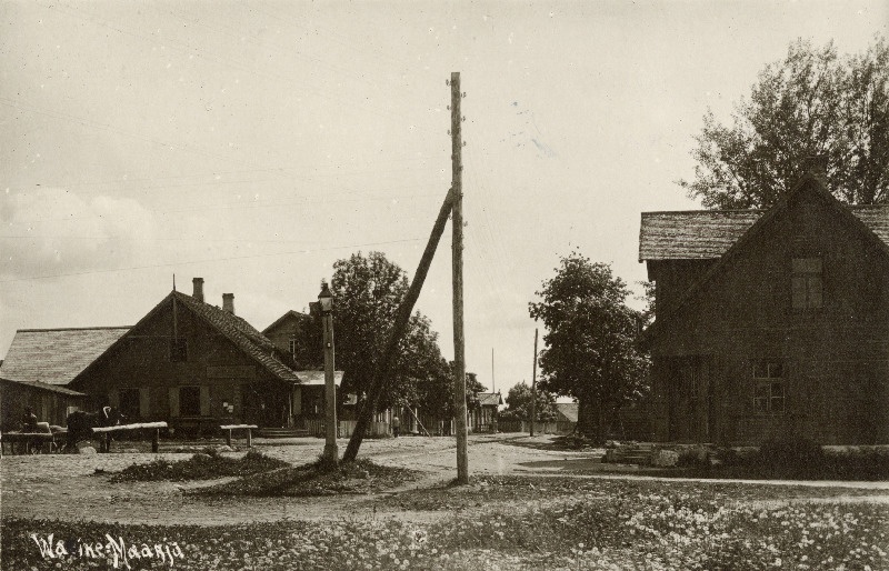 Väike-Maarja alevik, paremal maja, kus  aastail 1882-1883 elas kirjanik Juhan Liiv.