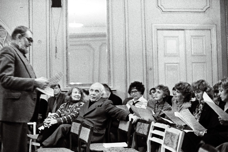 Helilooja Veljo Tormis Eesti NSV Kooriühingus. Esireas Gustav Ernesaks.