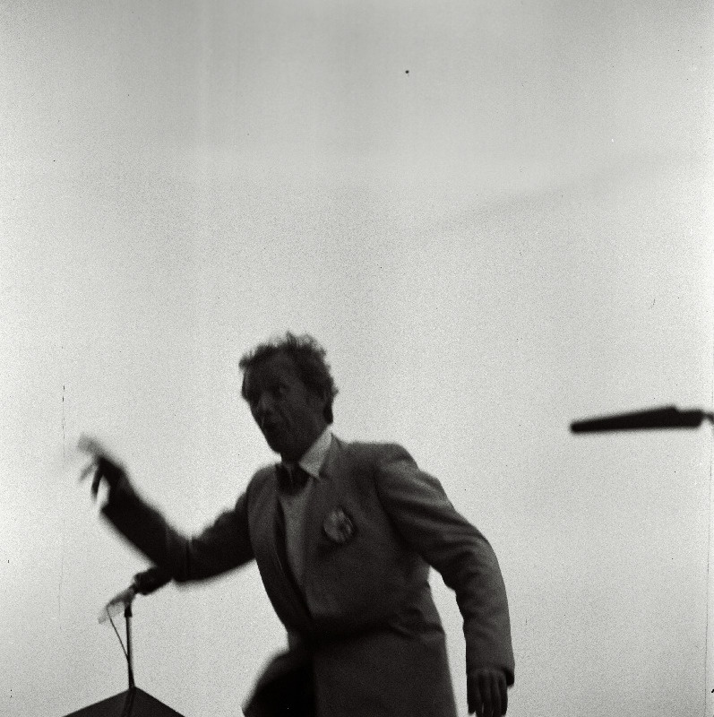 1985.a. üldlaulupidu. Koore juhatab dirigent Venno Laul.