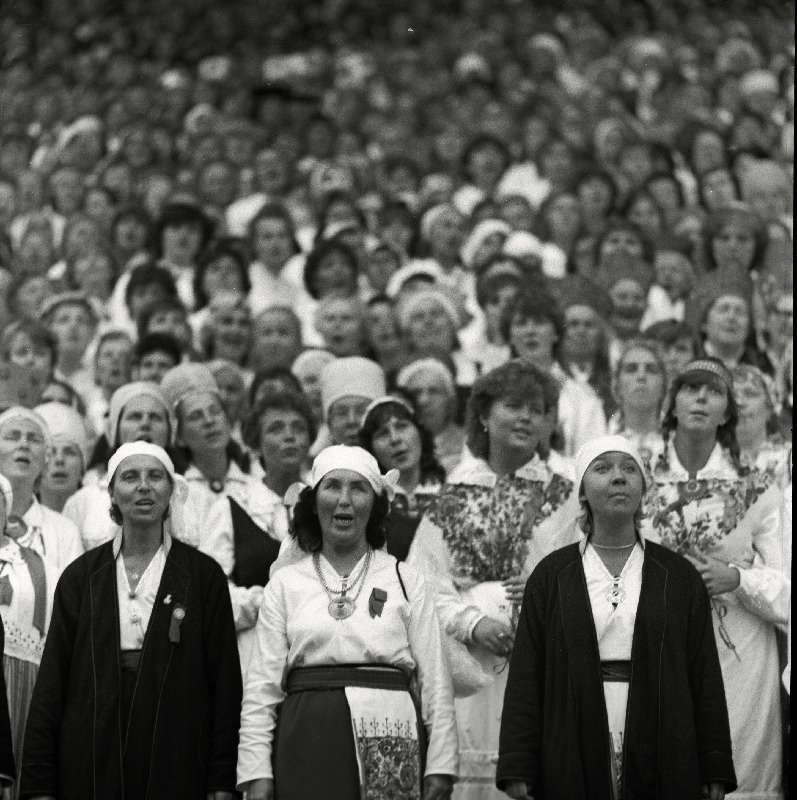1985.a. üldlaulupidu. Esinevad naiskoorid.