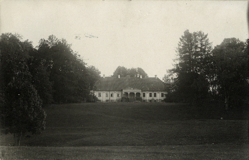 Helme mõisa härrastemaja.