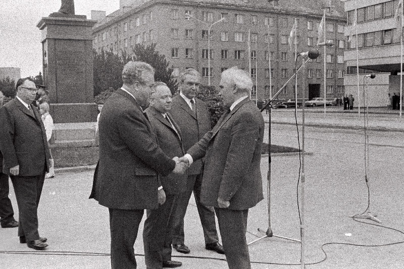 Eestimaa Kommunistliku Partei 50. aastapäeva tähistamine. Vasakult: Eesti NSV Ülemnõukogu Presiidiumi esimees Artur Vader, EKP Keskkomitee esimene sekretär Johannes Käbin, Eesti NSV Ministrite Nõukogu esimees Valter Klauson ja [Tartu Riikliku Ülikooli rektor Arnold Koop].