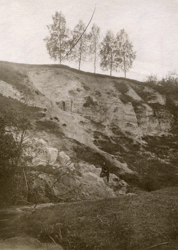 Liivakiviastang Tõrva lähedal Helme surnuaia taga.