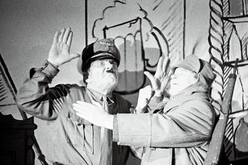 B. Brechti näidend Švejk Teises Maailmasõjas teatris Vanemuine. Švejk (paremal)–Helend Peep.