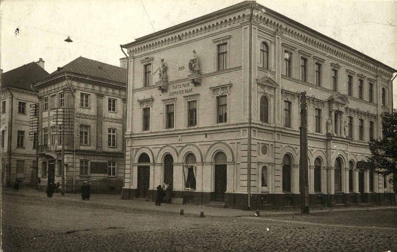 Tartu Panga hoone Suurturu ääres.