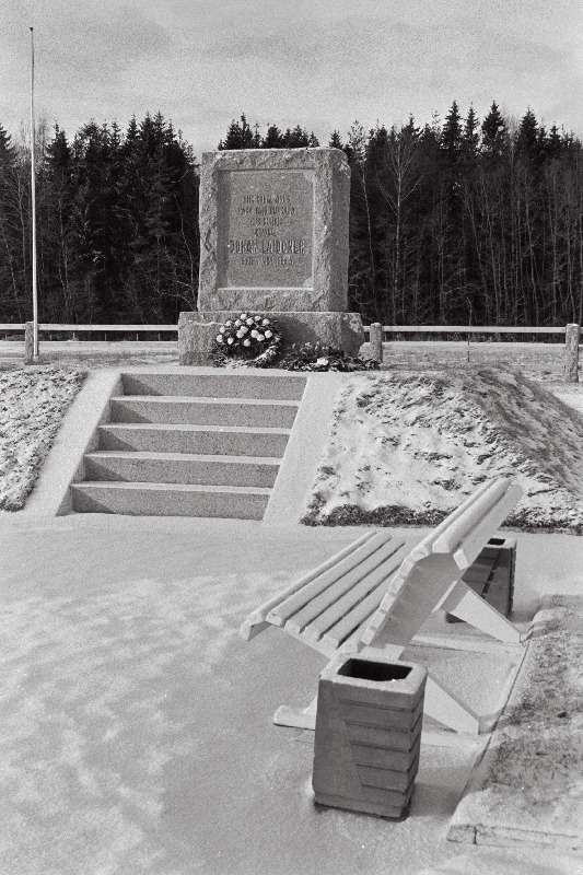 Kindral Johan Laidoneri sünnikodu mälestusmärk.