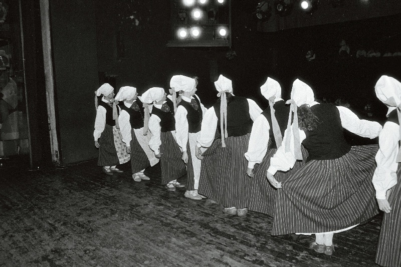 Naisrahvatantsude rühmade kokkutulek "Koidu" seltsis.