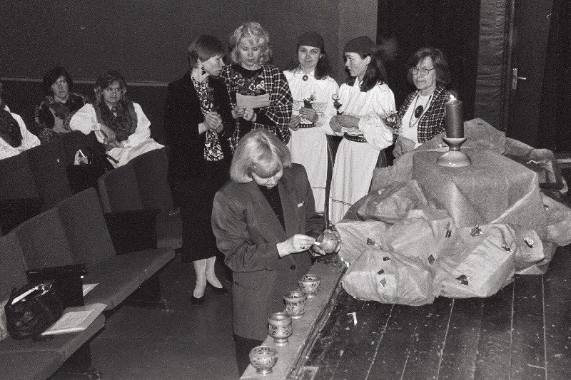 Naisrahvatantsude rühmade kokkutulek "Koidu" seltsis.