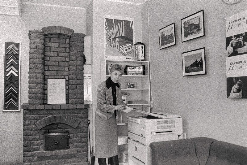 Maksifoto (Tartu t 3) fotograaf Aime Kallikorm tööl paljundusaparaadi juures.