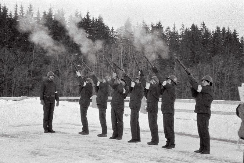Kindral Johan Laidoneri 110 sünniaastapäev. Tule süütamine kodutalu mälestusmärgi juures.