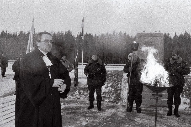 Kindral Johan Laidoneri 110 sünniaastapäev. Tule süütamine kodutalu mälestusmärgi juures.