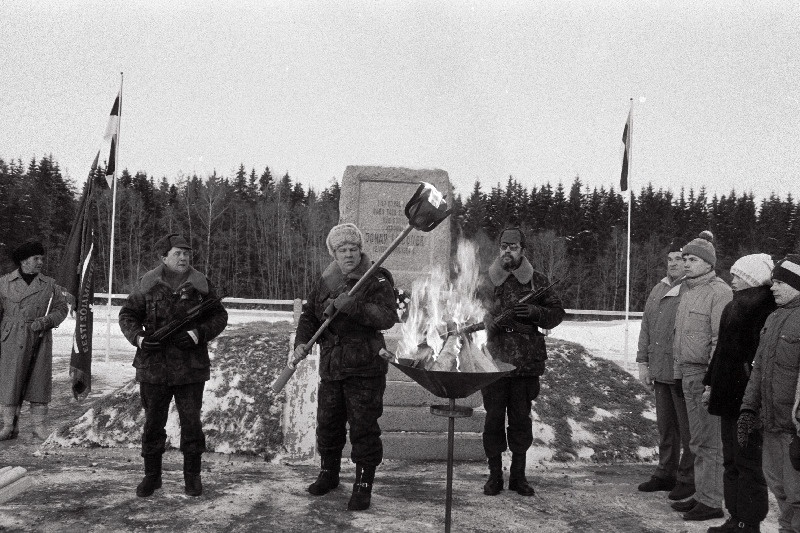 Kindral Johan Laidoneri 110 sünniaastapäev. Tule süütamine kodutalu mälestusmärgi juures.