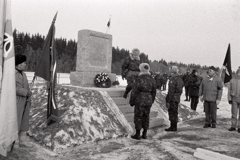 Kindral Johan Laidoneri 110 sünniaastapäev. Tule süütamine kodutalu mälestusmärgi juures.