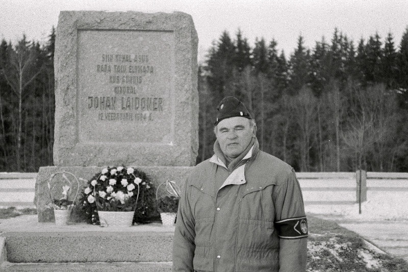 Kindral Johan Laidoneri 110 sünniaastapäev. Tule süütamine kodutalu mälestusmärgi juures.