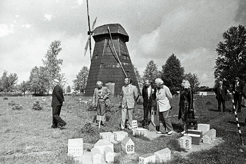 Riikliku Akadeemilise Meeskoori lauljad ja dirigent Gustav Ernesaks (keskel) Karilatsi vabaõhumuuseumis.