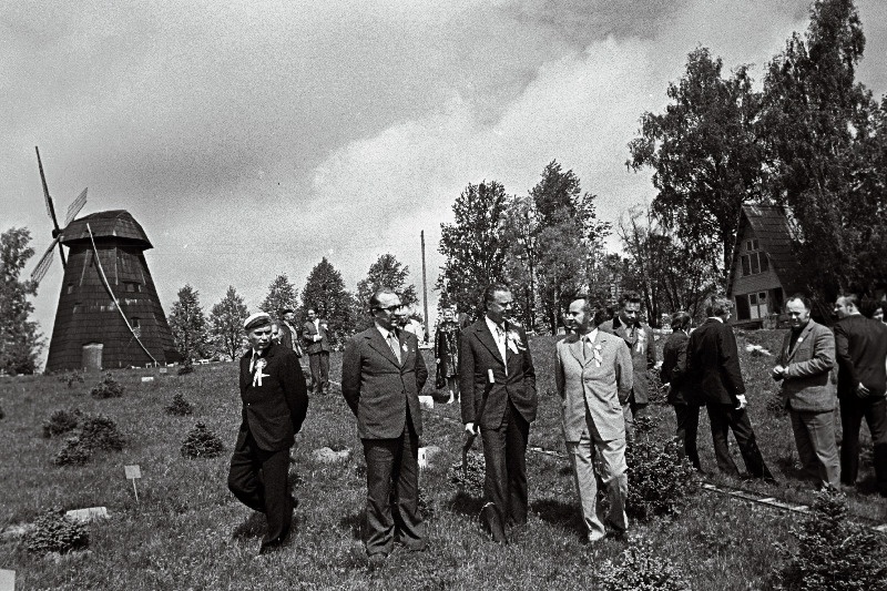 Riikliku Akadeemilise Meeskoori lauljad Karilatsi vabaõhumuuseumis.