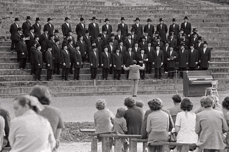 Riiklik Akadeemiline Meeskoor esineb Viljandi lauluväljakul. Dirigeerib Olev Oja.