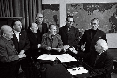 Riikliku Akadeemilise Meeskoori kvartetilauljad ja dirigent Gustav Ernesaks.  similar photo