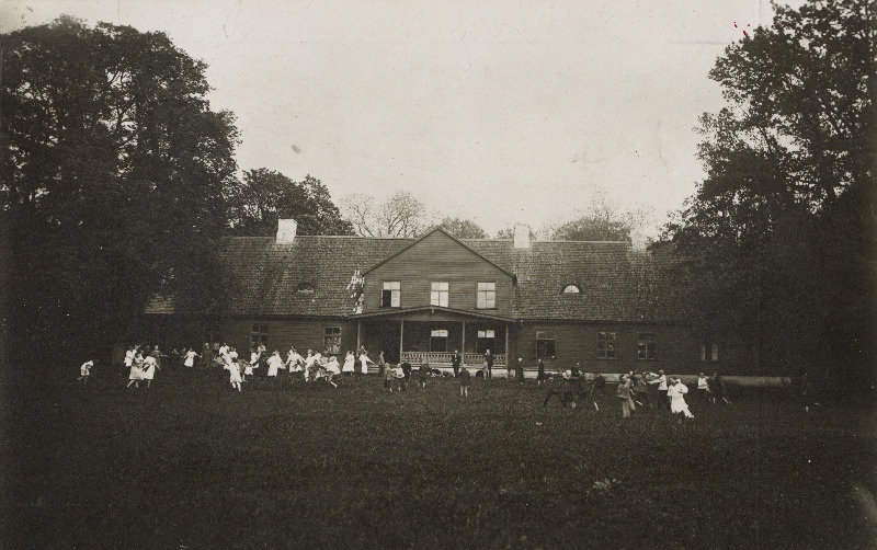 Valguta algkool, endine Valguta mõisa härrastemaja.