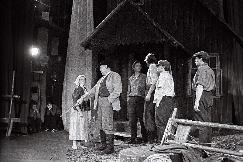 V. Tormise Külavahelaulud teatri Vanemuine esituses teatris Estonia. Stseen lavastusest.