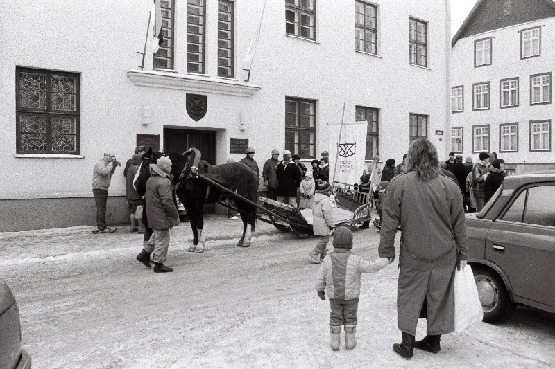 Vastlapäeval toimuvat Viljandi kunstnike ühenduse ja linnavalitsuse kelgutamise võistlust reklaamiv regi Viljandi raekoja ees.